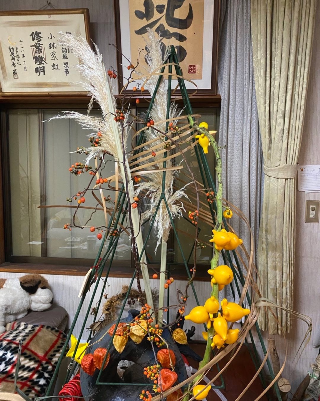 秋の実ものと枝を使った立体的ないけばな作品